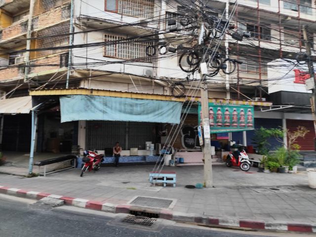 Sale and Rent Shophouse 4.5 storey no car park main road closed BTS Yellow Line ขายและให้เช่าตึกแถว แยกอุดมสุข