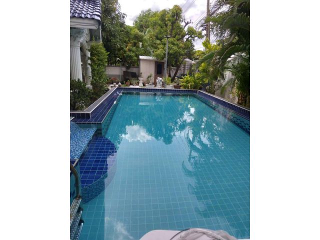 ขายบ้านเดี่ยวหรู Selling Single House private Pool and nice vintage House near Lotus Pattanakarn shoppping ,bigger area