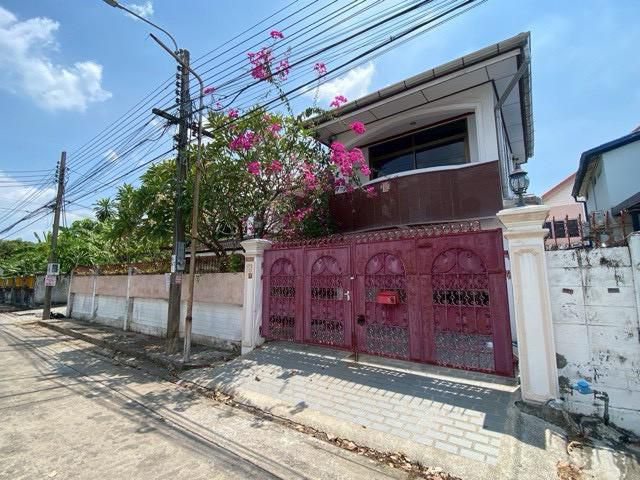 ให้เช่าบ้านเดี่ยว 2 ชั้น ซอยรามคำแหง 21 เนื้อที่ 90 ตร.วา ใกล้ทาว์อินทาว์ พร้อมเฟอร์นิเจอร์ เดินทางสะดวกไปเอกมัย ทองหล่อ