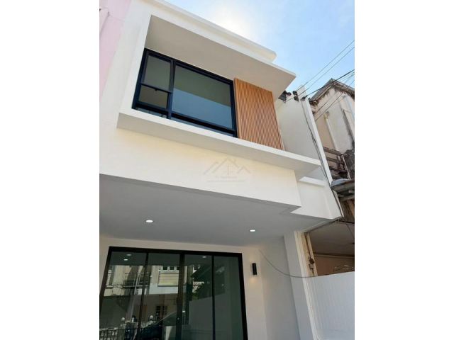ขายทาวน์โฮม 2 ชั้น 18 ตรว. ม.เฟิสท์โฮม ซอยวัชรพล1 ใกล้ตลาดถนอมมิต