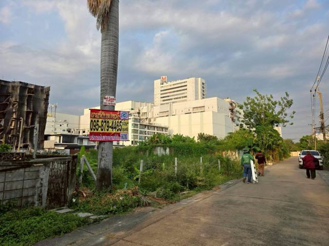 ขายด่วนที่ดินหลังเดอะมอลล์งามวงศ์วาน 460 ตรว ติดถนนคอนกรีตสาธารณะ 2 ด้าน  ซ.งามวงศ์วาน 18  เมืองนนทบุรี