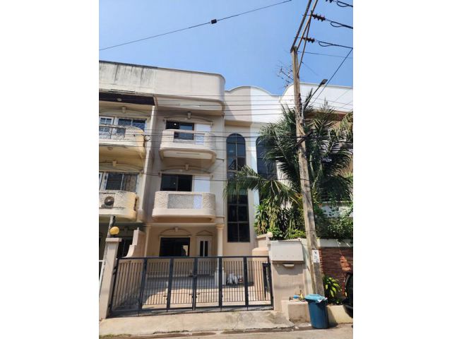 ให้เช่าทาวน์โฮม 3 ชั้น 200 ตรม. 4 นอน ลาดพร้าว 84 ประประดิษฐ์มนูธ