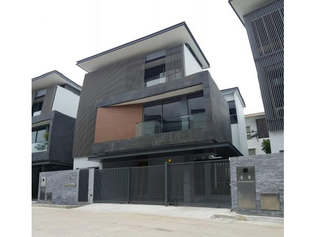 FOR SALE ขายบ้านเดี่ยว 3 ชั้น พร้อมสระส่วนตัว เลียบทางด่วนเอกมัยรามอินทรา