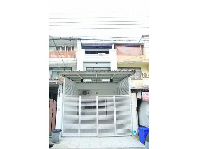 MRTบางกะปิ 500ม. ให้เช่าทาวน์เฮาส์ 3นอน ลาดพร้าว 107-111 รพ.เวชธา