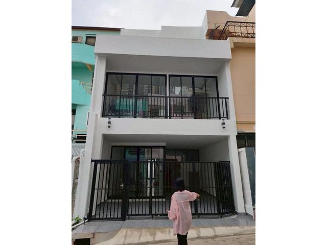 ขายทาวน์โฮม 3 ชั้น รีโนเวทใหม่ทั้งหมด ทัพพะยาซอย  ใกล้walking Str