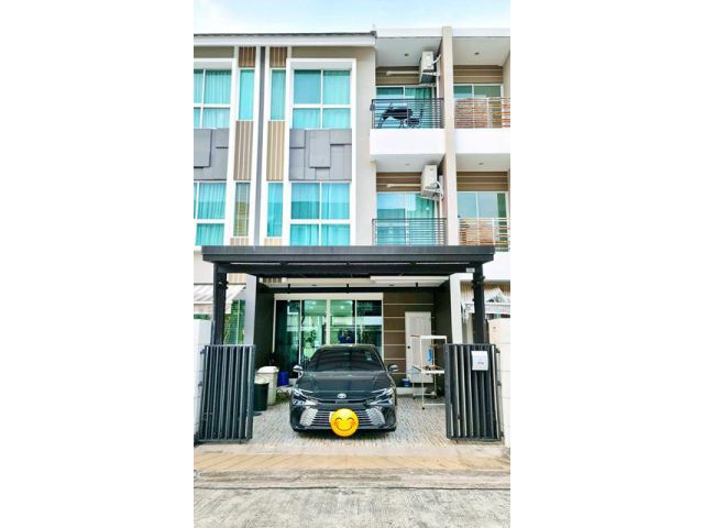 ทาวน์โฮม 3 ชั้น 3 นอน 3 MRT ศรีนครินทร์ 38 600 ม. อ่อนนุช 44-48