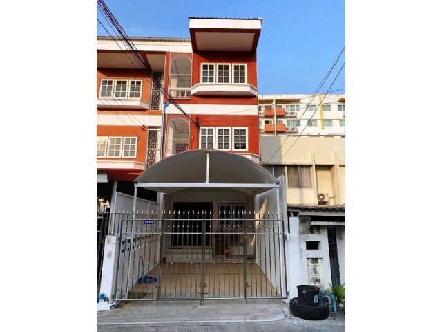 ให้เช่าทาวน์โฮม 3 ชั้นลาดพร้าวใกล้ MRTสถานีลาดพร้าว รัชดา พื้นที่  200  ตรม.4 ห้องนอน5 ห้องน้ำ5  แอร์ 1  ที่จอดรถ