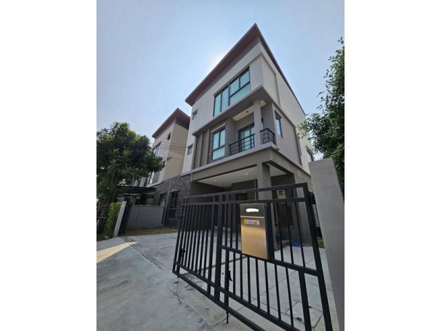 MHR24 [ขาย/เช่า] บ้านแฝด 3 ชั้น Baan Klang Muang THE EDITION พระราม 9 - กรุงเทพกรีฑา หลังมุมโซน Private ทิศเหนือ