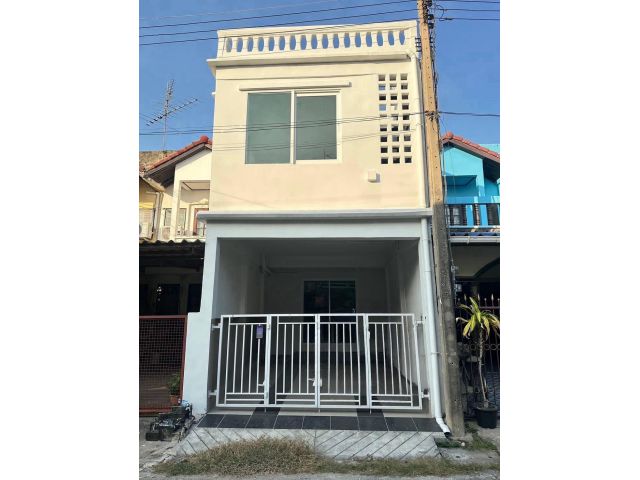 ทาวน์เฮาส์รีโนเวทใหม่ทั้งหลัง พร้อมดาดฟ้า ย่านปทุมธานี