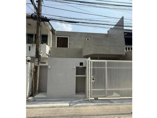 ให้เช่าทาวน์โฮม 200 ตรม. รีโนเวทใหม่ สุขุมวิท 26 ใกล้ BTSพร้อมพงษ