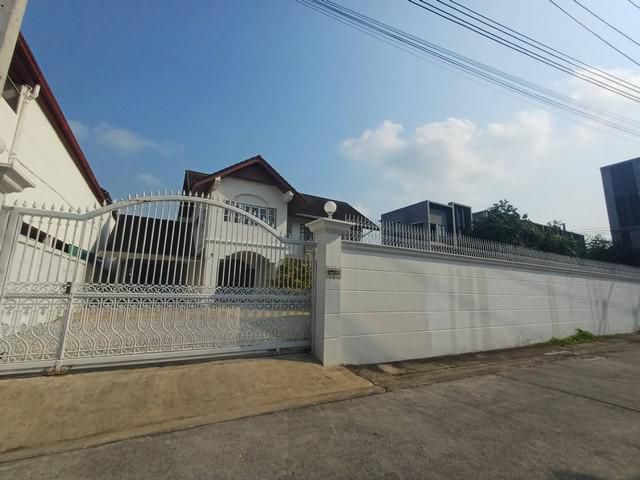 ให้เช่าบ้านเดี่ยวพร้อมโกดัง 208ตรว. ลาดปลาเค้า8 ใกล้ลาดพร้าว เลีย