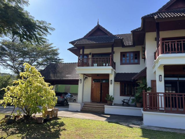 บ้านไม้สักแท้ 2 ชั้น ท่ามกลางธรรมชาติสัมผัสความอบอุ่นของ ในบรรยากาศทุ่งนา เงียบสงบ ร่มรื่น เหมาะกับการพักผ่อน ในใช้ชีวิต