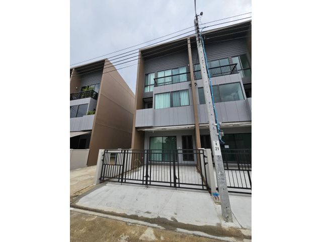 ให้เช่าทาวน์โฮม 3 ชั้น บ้านกลางเมือง พระราม 9 - กรุงเทพกรีฑา บ้านใหม่
