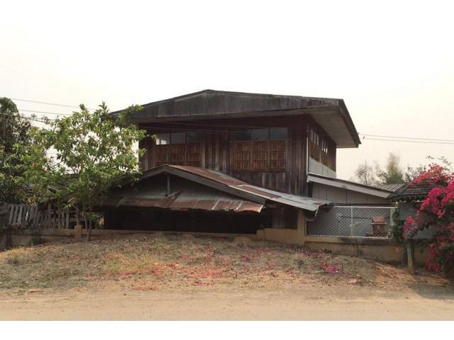 ขายบ้านครึ่งตึกครึ่งไม้ ถนนบ้านปิ่น - บ้านป่าซาง อำเภอดอกคำใต้