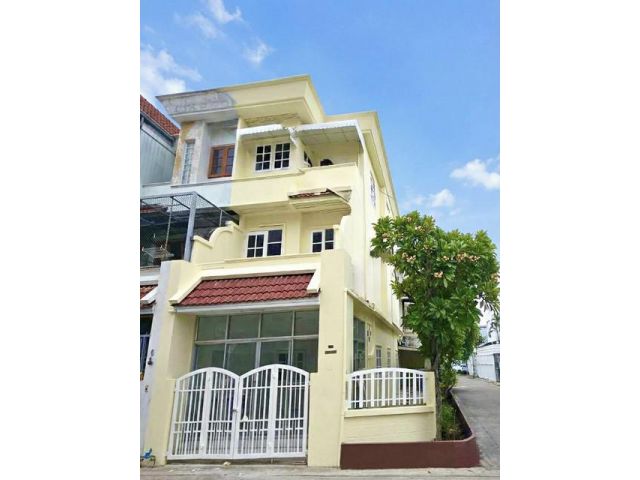 ขายทาวน์โฮม 3 ชั้นหลังมุม โชคชัย 4 สตรีวิทยา 2 ใกล้โรงเรียนสตรีวิ