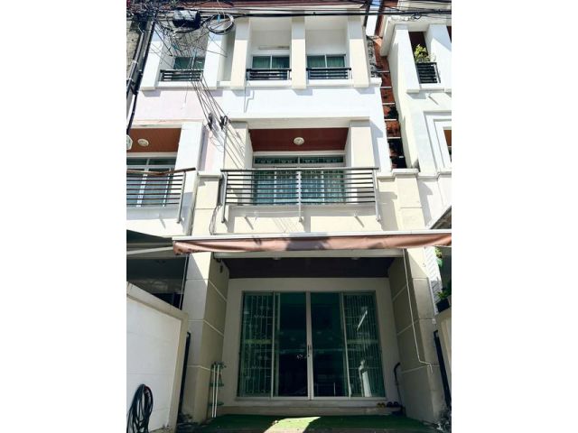 ให้เช่าทาวน์โฮม  3 ชั้น  บ้านกลางเมือง เดอะปารีส ซอยกรุงเทพกรีฑา