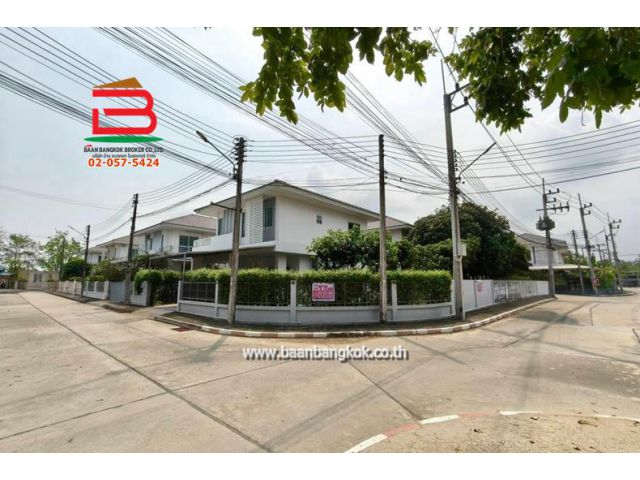 บ้านเดี่ยว หมู่บ้าน ภัทรีดาวิลล่า (ซอยวัดหนองปรง) เนื้อที่ 64 ตรว. ถนนกรุงเทพ-ปทุมธานี ตำบลบางเดื่อ อำเภอเมือง จังหวัดปทุมธานี