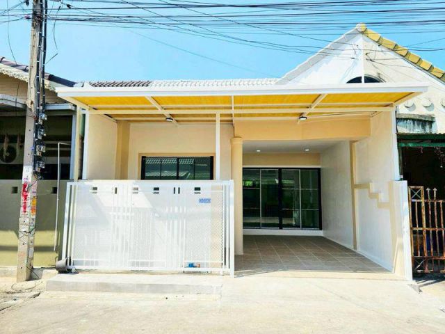 หมู่บ้านร่มเงาไม้  ถนนวัดลาดปลาดุก