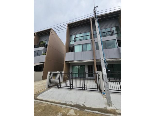 ให้เช่าทาวน์โฮม 3 ชั้น ตกแต่งครบ พร้อมเข้าอยู่ Baan Klang Muang Rama 9 ทำเลย่านพระราม 9 กรุงเทพกรีฑา หน้าบ้านโล่ง