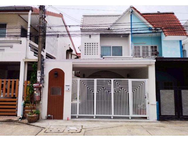 ขายบ้านแฝด หมู่บ้านฉัตรหลวง ซอยราษฎร์อุทิศ 54 เขตมีนบุรี กรุงเทพมหานคร