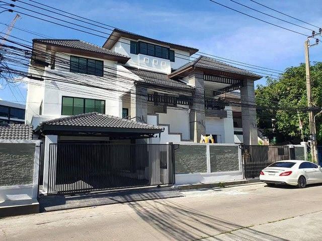 ให้เช่าอาคารสำนักงาน4.5 ชั้นใกล้ทางด่วน เอกมัย - รามอิทรา 2 นาที