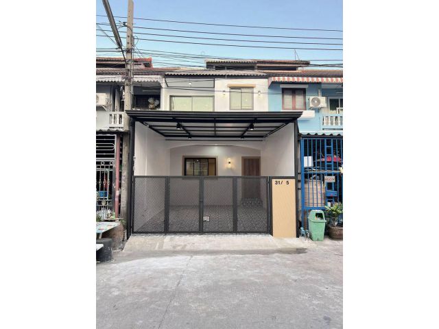 หมู่บ้านรสสุคนธ์  ซอยวัดลาดปลาดุก บางบัวทอง  ทาวน์เฮ้าส์ 2 ชั้น