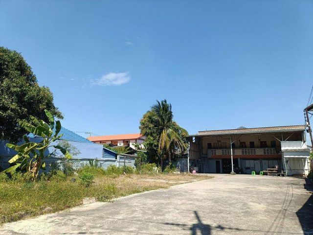 ขายที่ดินพร้อมสิ่งปลูกสร้าง ขนาด211ตรว ใกล้ท่าเรือแหลมฉบัง และใกล้ถนนสุขุมวิทและมอเตอร์เวย์ชลบุรี-พัทยา.