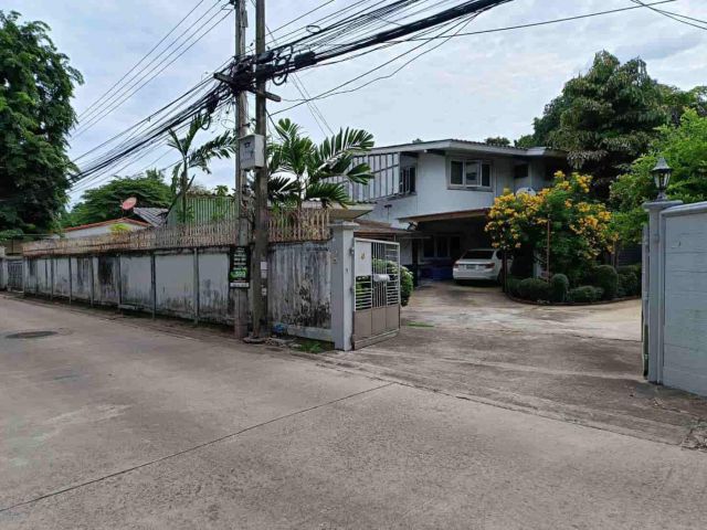 ขายถูกมาก!! บ้านเดี่ยว 2 ชั้น พร้อมที่ดินประมาณ 1.025 ไร่ บนทำเลทอง ซ.ลาดพร้าว 37  ใกล้รถไฟฟ้า 100 เมตร