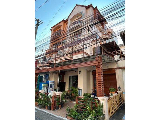ขายถูก ทาวน์เฮ้าส์ 4 ชั้น บ้านสวนซื่อตรง ลาดพร้าว 87 ซอยประดิษฐมนูธรรม ซ. 10 ถนนเลียบทางด่วนรามอินทรา เขตวังทองหลาง กทม.