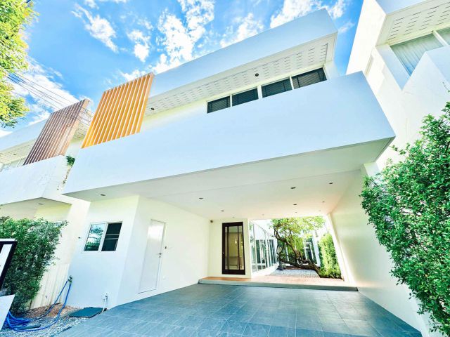 ขายบ้านเดี่ยว Courtyard Villa พระราม 9 – วงแหวน  ออกแบบให้โอบล้อมสวน Courtyard กลางบ้าน ทำให้มองเห็นวิวสวนจากหลายมุม