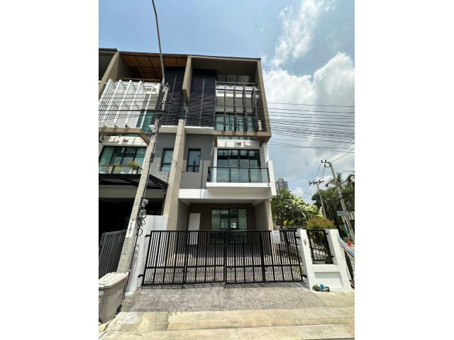 ให้เช่า ทาวเฮ้าส์ 3 ชั้น หมู่บ้าน Bless town สุขุมวิท 50 ตกแต่งใหม่ ใจกลางเมือง พร้อมเข้าอยู่ได้ทันที