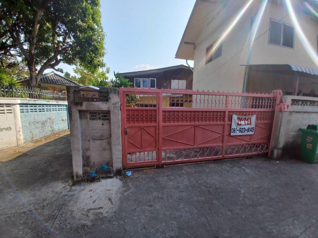 ขายบ้าน 2หลัง และที่ดิน 64 ตรว.
