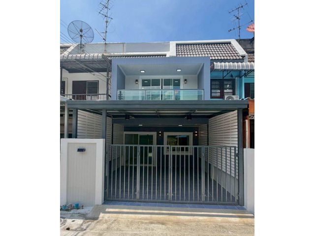 หมู่บ้านสวนทองวิลเลจ (ทำเลดีใกล้ท่าน้ำนนท์) ทาวน์เฮาส์ 2 ชั้น มีระเบียงด้านหน้า ตกแต่งใหม่พร้อมเฟอร์นิเจอร์