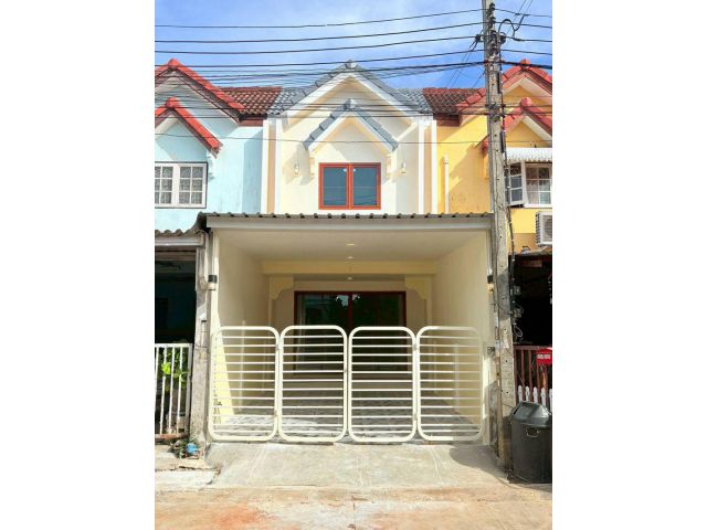 หมู่บ้านพร้อมจิตร บางใหญ่ ทาวน์เฮาส์ 2 ชั้น ถนนเมน โครงการมีระบบรักษาความปลอดภัยเข้า-ออกใช้คีย์การ์ด