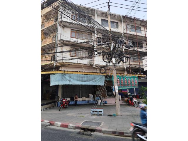 ขายและให้เช่าตึกแถวติดถนนใหญ่ ไม่มีจอดรถ 4.5 ชั้น สี่แยกอุดมสุข ประเวศ