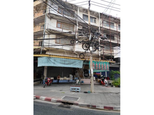 Commercial building for sale, on Srinakarin Road, next to BTS Shop house for sale and Rent no car park closed Main Road