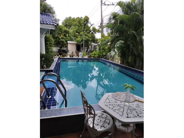 Selling Single House private Pool and nice vintage House near Lotus Pattanakarn shoppping ,bigger area