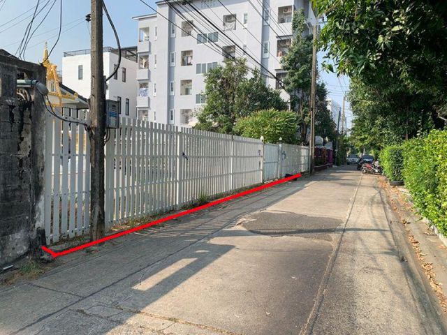 ขายที่ดินพร้อมสิ่งปลูกสร้าง ทำเลทอง ย่านพหลโยธิน ซ.รัชดาภิเษก 44 ขนาด 150 ตารางวา เหมาะสำหรับสร้างที่อยู่อาศัย