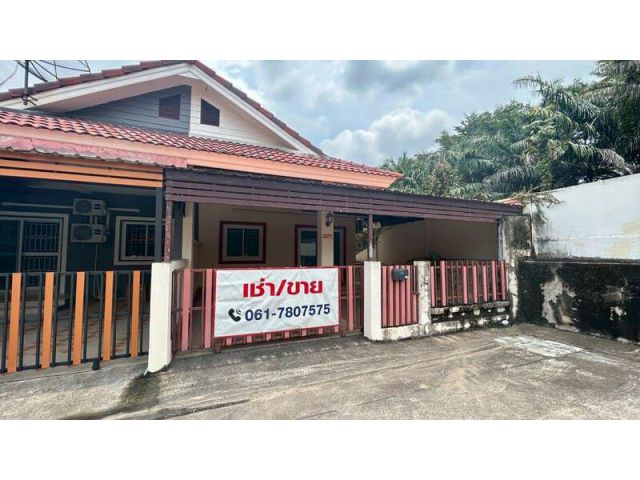 ขายทาวเฮาส์ชั้นเดียวหลังริม ทำเลดี หน้าบ้านกว้าง การเดินทางสะดวกไปพัทยา 331 หรือมอเตอร์เวย์ ใกล้บ่อวิน