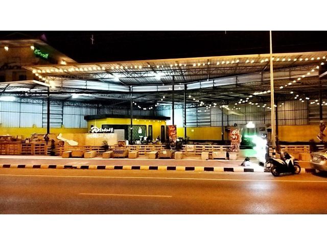 ปล่อยเช่าที่ร้าน พร้อม2ห้องกระจก 1ห้องน้ำ  ติดถนนใหญ่