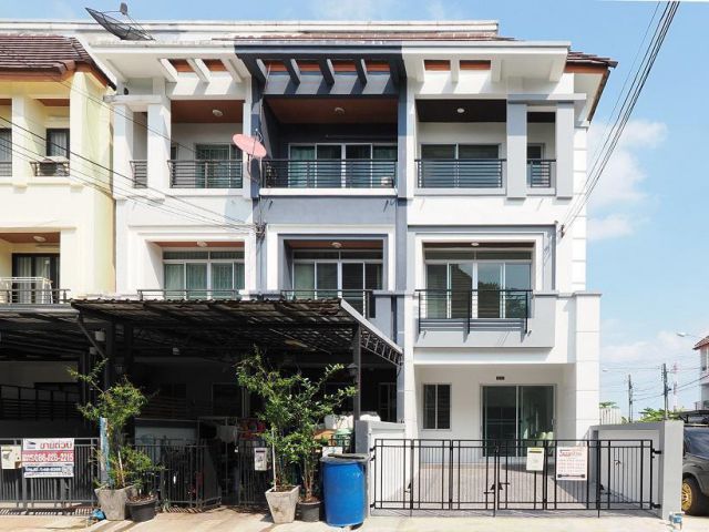 ขายแล้วค่ะ] ทาวน์โฮม 3 ชั้น ม.บ้านกลางเมือง ขนาด 21.1 ตร.ว. 3นอน 3น้ำ บ้านสวยแปลงมุม ทำเลดีมาก ฟังชั่นดีเยี่ยม เฟอร์ครบ