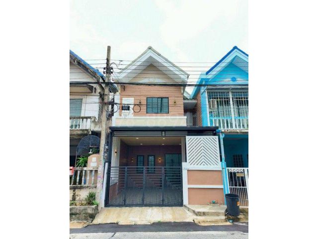 ขายทาวน์เฮาส์ 2 ชั้น หมู่บ้านแดนทอง สุขาภิบาล5 รีโนเวทใหม่ เนื้อที่ 22.5 ตรว 4นอน 2น้ำ แถมฟรีเฟอร์นิเจอร์