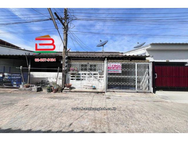 ทาวน์เฮาส์ หมู่บ้าน บางเขนวิลล่า (สุขาภิบาล 5 ซอย 5 แยก 24) เนื้อที่ 22.1 ตร.ว. ใกล้สวนกีฬารามอินทรา แขวงท่าแร้ง เขตบาง