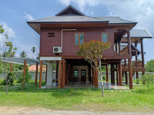 SALE !!! ขายที่ดินพร้อมบ้านทรงไทยติดแม่น้ำแม่กลอง สมุทรสงคราม เนื้อที่  6 ไร่เศษขาย 55 ล้าน
