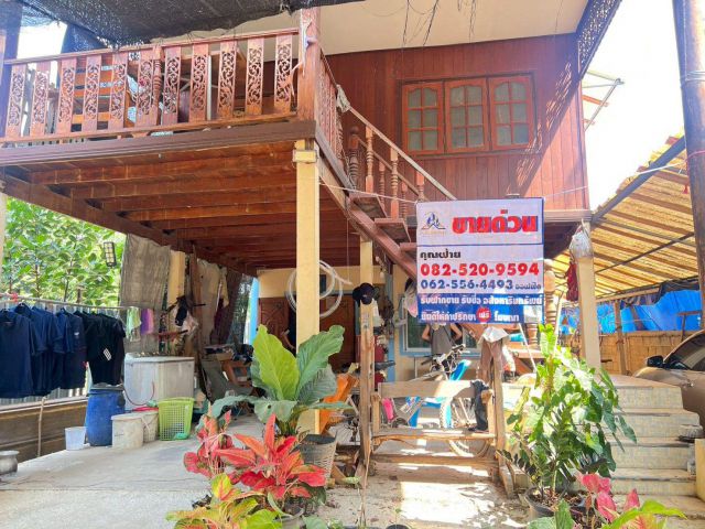 บ้านเดี่ยว 2 ชั้น 42 ตร.ว. ครึ่งปูนครึ่งไม้สัก สภาพดี จ.สิงห์บุรี