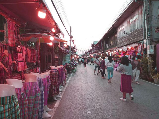 ให้เช่าเกสเฮ้าริมโขงติดถนนคนเดินทำเลทอง เชียงคาน ย้่านคนจอแจ ขายสินค้าดี