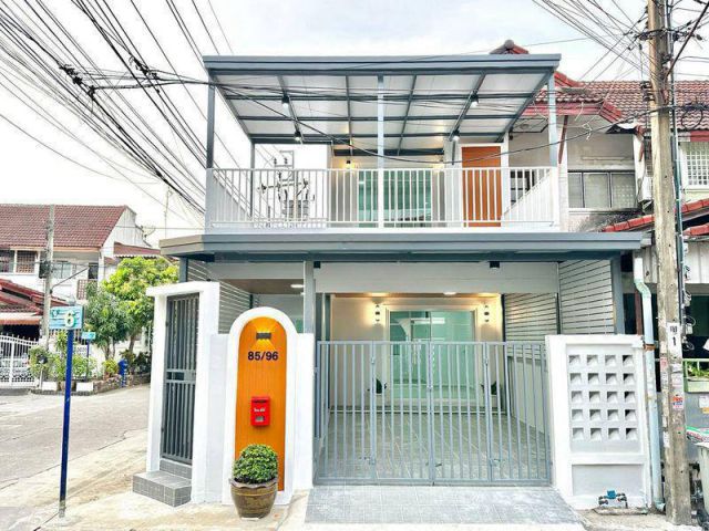 ขายทาวน์เฮ้าส์ 2 ชั้น บ้านอุบลชาติ 2 ซอย 6 หลังมุม โซนไทรม้า เนื้อที่ 28.4 ตารางวา 3 ห้องนอน ซอยบางรักน้อย 15