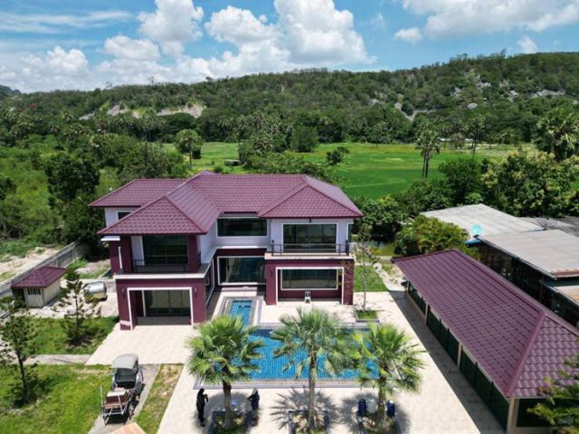 ขายบ้านหรูพร้อมที่ดินวิวภูเขา ใกล้ทะเลชะอำ ติดถนนใหญ่