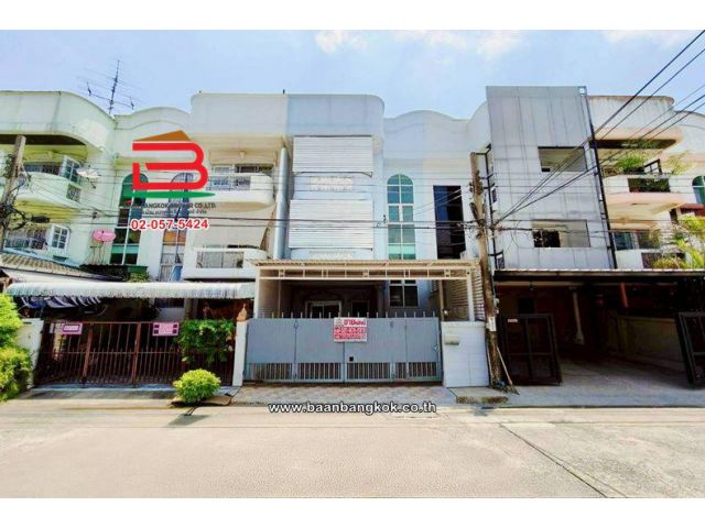 ทาวน์โฮม หมู่บ้าน 84 แมนชั่น ติดถนนเลียบด่วนรามอินทรา (ใกล้ BTS สถานีลาดพร้าว 71) เนื้อที่ 35.6 ตรว. แขวงวังทองหลาง