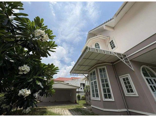 บ้านเดี่ยวหลังมุม ปากซอย 5 หมู่บ้านเมืองทอง 4 ซอยปุณณวิถี 53 ถนนสุขุมวิท 101 (ซอยวัดธรรมมงคล)